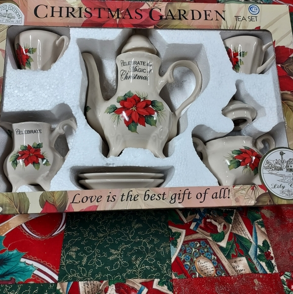 Poinsettia tea set. - Picture 2 of 2
